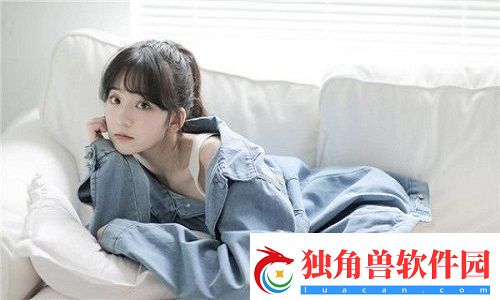 中午妈妈在厨房做饭：家的味道在锅碗瓢盆间升腾起温暖的烟火气让小小的厨房成为家人情感的交汇点