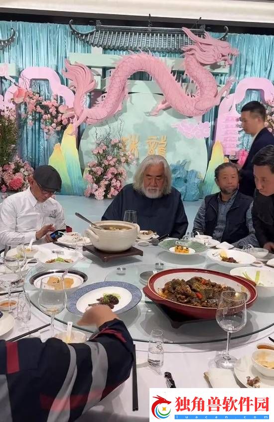 73岁张纪中为四胎女儿办满月宴