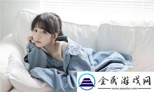 中午妈妈在厨房做饭：家的味道在锅碗瓢盆间升腾起温暖的烟火气让小小的厨房成为家人情感的交汇点