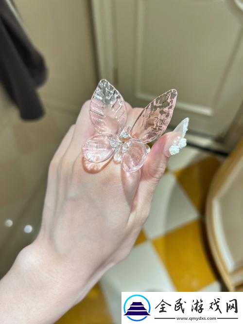 女生戴自动蝴蝶上班注意事项：确保工作场合适宜