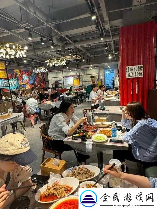 李叔叔和王叔叔共同开了一家店：携手创业绩