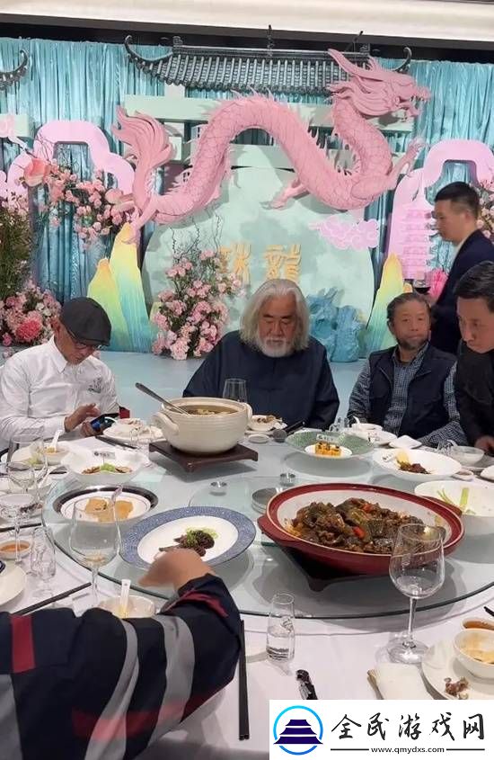73岁张纪中为四胎女儿办满月宴晒全家福庆祝