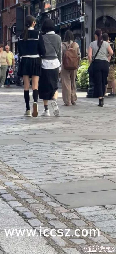 操美女护士：网友们对此事件的看法各异-有人认为这是对职业的不尊重-也有人觉得是个人选择的问题