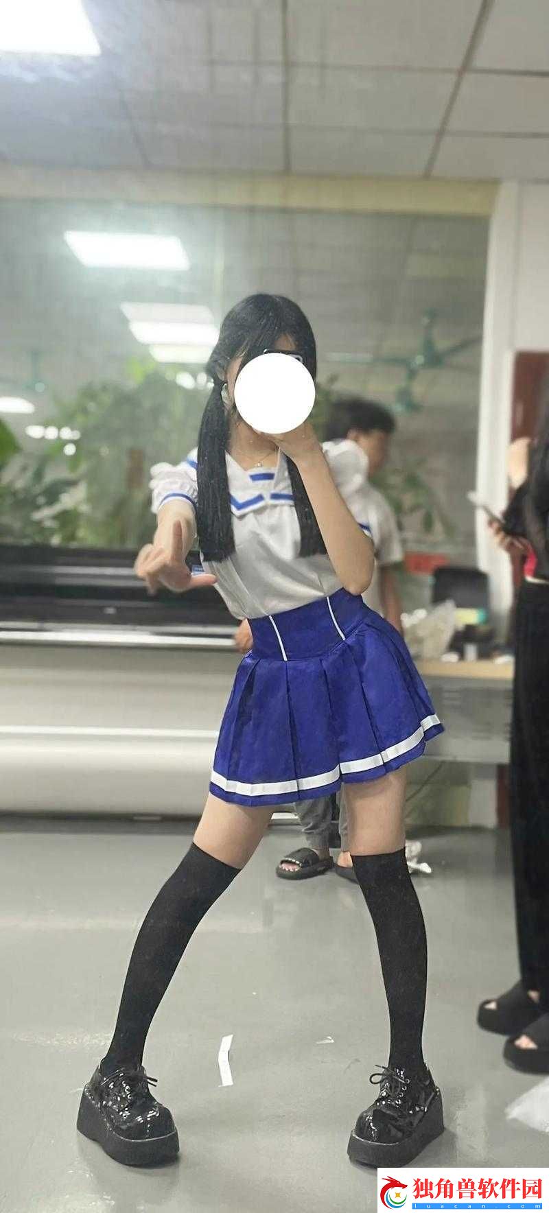 从校服衣袖看到葡萄的奇妙景象