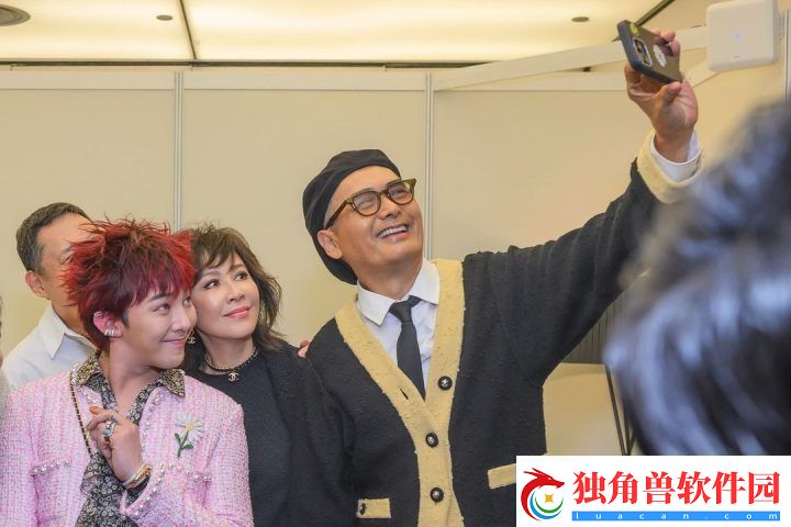 权志龙9年后重聚周润发与刘嘉玲同框耀眼亮相