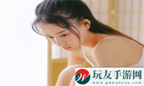 一边下奶一吃敷面膜视频60分钟，网友们纷纷热议这位宝妈的生活方式！！