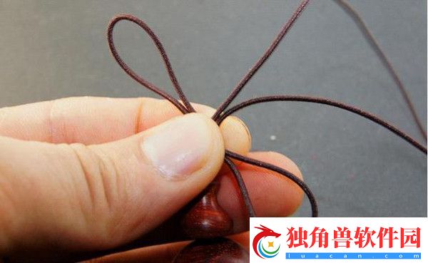 如何解决绳子打结勒在缝里走路的问题