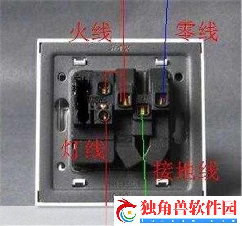 班长成为全班的插座作文：1.-班长：连接同学心灵的插座