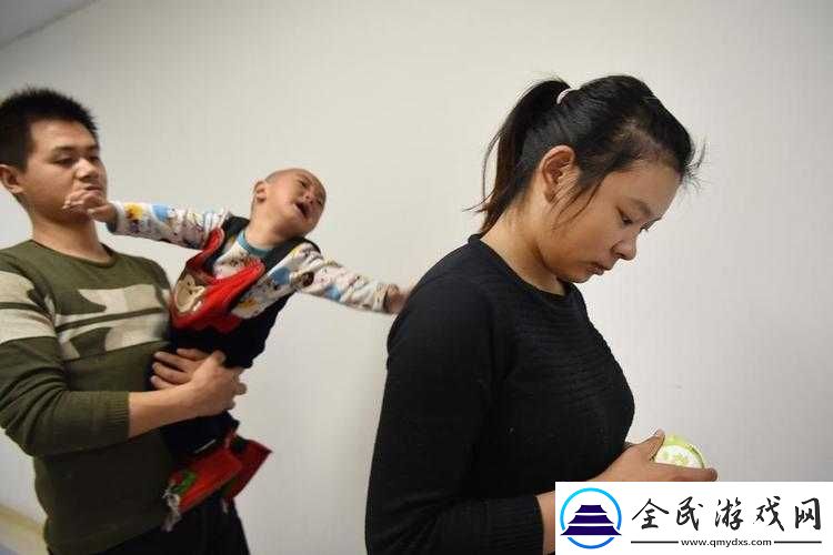 小孩晚上喂姐姐吃钢筋