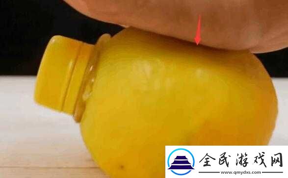 将水果放入洞中捣碎