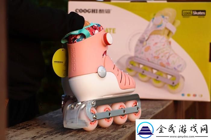 男生和女生一起差差30分的轮滑鞋