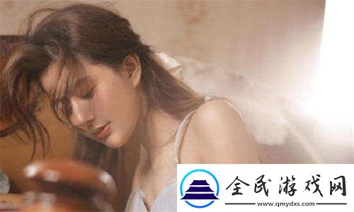 中午妈妈在厨房做饭：香气四溢的家常味道唤醒你心中的温暖记忆！