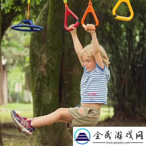 戴着小玩具练瑜伽：独特的健身方式