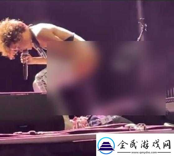 女生内衣内裤脱给男生舔尿尿视频