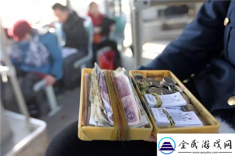 “小镇公交奇遇：售票员下面量尺寸网友直呼‘辣眼睛’！”
