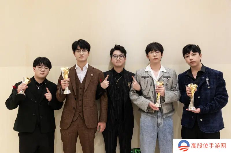满载而归！EDG分享竞燃之夜团体合照：五位瓦电少年帅气拉满