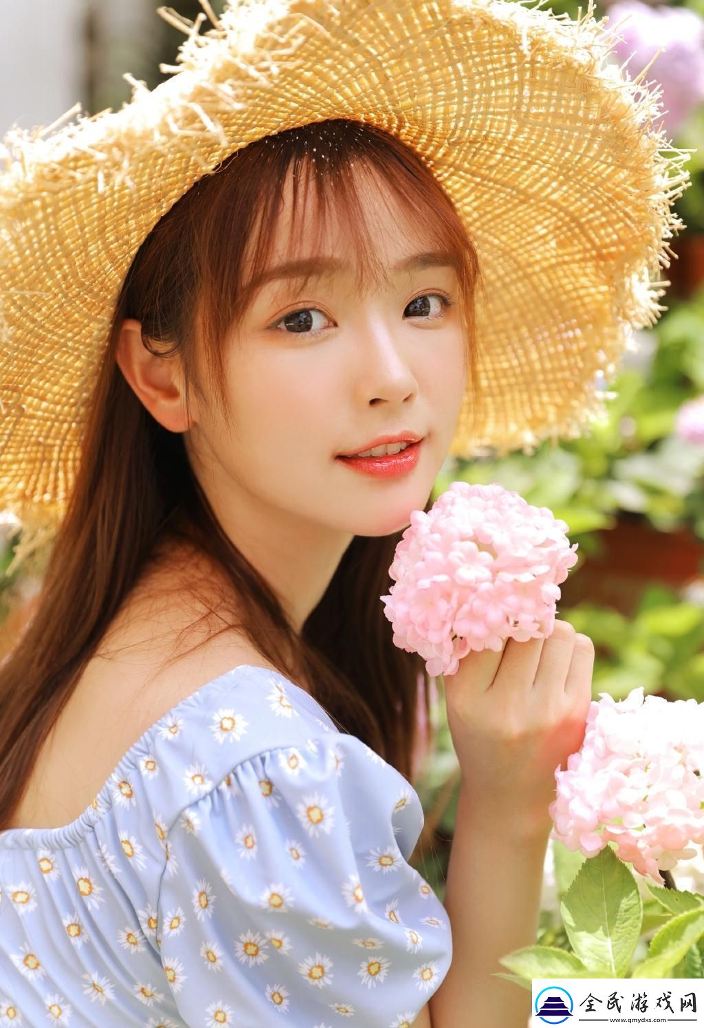 父亲有力挺送女儿的花园-以爱之名：亲情在花草间悄然盛放！