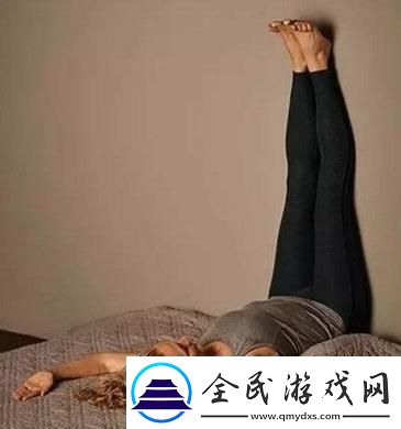 “躺墙角